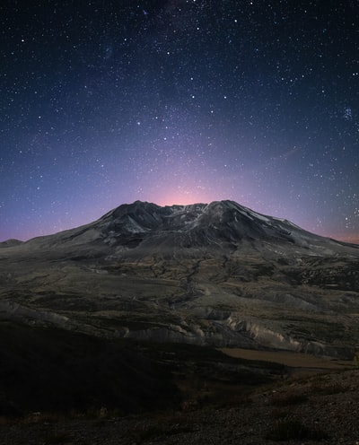 夜晚有星星的雪山